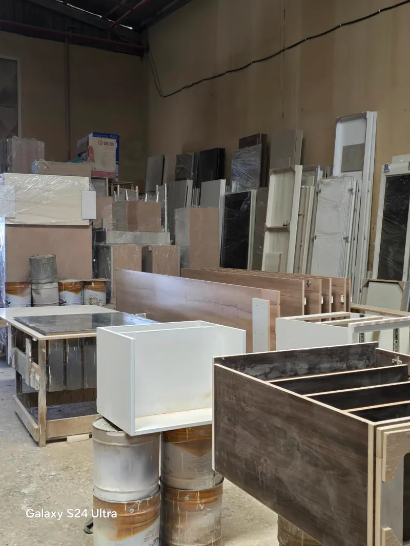 مخزون أثاث وأبواب ودواليب مستعملة داخل مستودع بالرياض