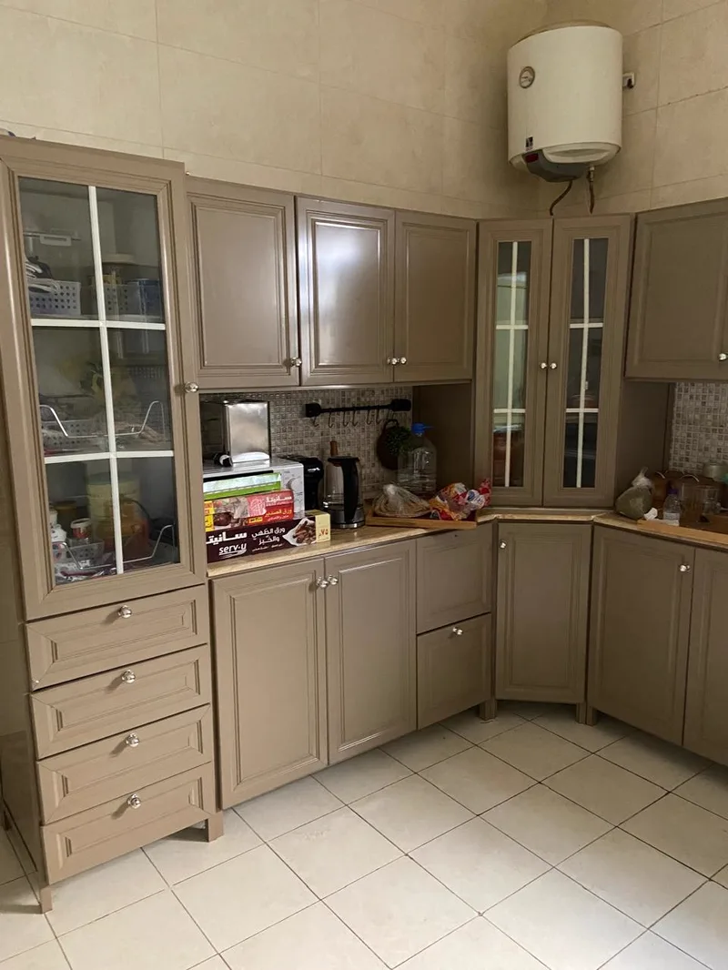 مطبخ مستعمل بدواليب خشبية وواجهات زجاجية بالرياض